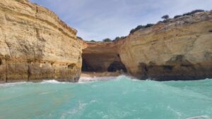 Gruta localizada em falésia entre Praia da Marinha e Algar do Benagil. Foto: ViniRoger