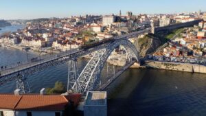 Ponte de D. Luís vista a partir de miradouro da Serra do Pilar, em Gaia; ao centro, observa-se a Torre dos Clérigos e a Sé do Porto. Foto: ViniRoger