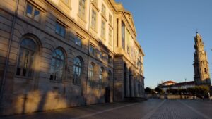 Fachada da Universidade do Porto e Torre dos Clérigos ao fundo. Foto: ViniRoger