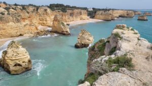 Praia da Marinha vista a partir do alto da "cabeça" do elefante. Foto: ViniRoger