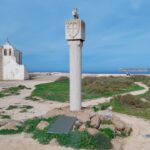 Fortaleza de Sagres - Igreja de Nossa Senhora das Graças e marco, com falésias ao fundo. Foto: ViniRoger