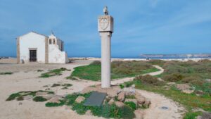 Fortaleza de Sagres - Igreja de Nossa Senhora das Graças e marco, com falésias ao fundo. Foto: ViniRoger