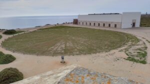 Fortaleza de Sagres - Rosa dos Ventos, museu e farol vistos a partir da muralha. Foto: ViniRoger