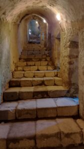 Escadaria interna do Castelo de Santa Maria da Feira. Foto: ViniRoger
