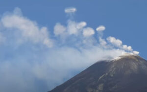Anéis de vórtice emitidos pelo monte Etna. Fonte: Giuseppe Tonzuso via Storyful