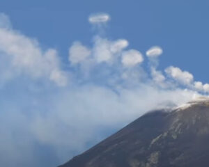 Anéis de vórtice emitidos pelo monte Etna. Fonte: Giuseppe Tonzuso via Storyful