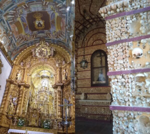 Interior da Igreja da Ordem Terceira de Nossa Senhora do Monte do Carmo e Capela dos Ossos. Fotos: Eliana Reis