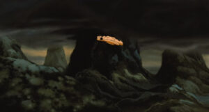 Avião com a protagonista descendo abaixo das nuvens de toxinas para escapar de ataques aéreos