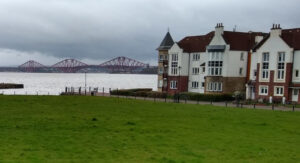 Casas em Inverkeithing e Forth Bridge ao fundo. Foto: Eliana Reis