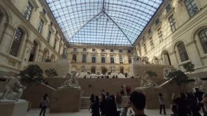 Uma das salas do Museu do Louvre. Foto: ViniRoger