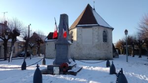 Monumento em homenagem aos soldados da comuna mortos durante as duas grandes guerras em Thiers-sur-Thève. Foto: ViniRoger