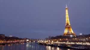 Torre Eiffel vista a noite a partir de mirante da Pont de Bir Hakeim. Foto: ViniRoger