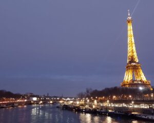 Torre Eiffel vista a noite a partir de mirante da Pont de Bir Hakeim. Foto: ViniRoger