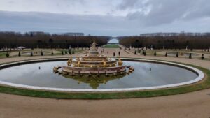 Fonte e parte dos jardins do Palácio de Versailles. Foto: ViniRoger