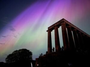 Aurora boreal vista no Museu Nacional de Edimburgo, na Escócia, na sexta-feira (10) . Foto: Jacob Anderson / AFP