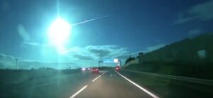 Registro de meteoro que caiu em Castro Daire visto a partir de rodovia. Fonte: Reprodução/Twitter