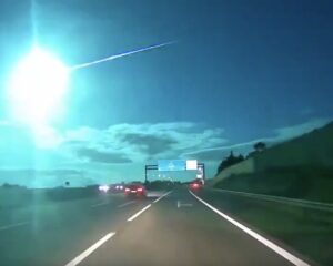 Registro de meteoro que caiu em Castro Daire visto a partir de rodovia. Fonte: Reprodução/Twitter