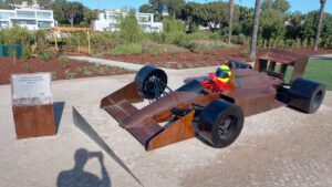 Escultura em homenagem a Ayrton Senna inaugurada em 2024 na Quinta do Lago. Foto: ViniRoger