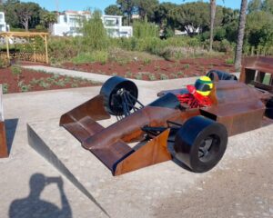 Escultura em homenagem a Ayrton Senna inaugurada em 2024 na Quinta do Lago. Foto: ViniRoger