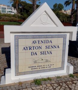 Placa de identificação da Avenida Ayrton Senna, na Quinta do Lago. Foto: ViniRoger