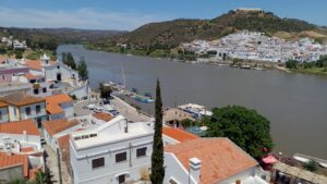 Vista da cidade de Alcoutim (esquerda) a partir do Castelo de Alcoutim, com a cidade espanhola de Sanlúcar de Guadiana. Foto: ViniRoger