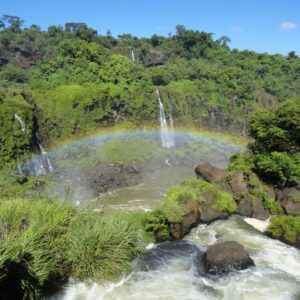 Arco-íris formado pela água das Catartas de Foz do Iguaçu. Foot: ViniRoger