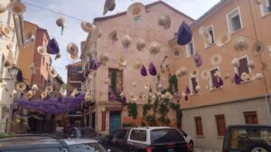 Rua de Brihuega decorada para julho. Foto: ViniRoger