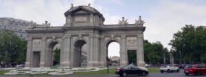 Puerta de Alcalá e entrada do Parque de El Retiro (direita, ao fundo). Foto: ViniRoger