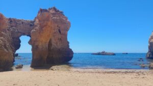 Praia do Griffo, entre as praias do submarino (leste) e Valentim do Carvalho (oeste), com o Leixão do Submarino ao fundo. Foto: ViniRoger