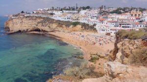 Praia do Carvoeiro vista a partir de miranto próximo à Capela de Nossa Senhora da Encarnação. Foto: ViniRoger