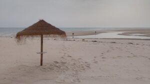 Praia da Armona no início da manhã com maré baixa - toda essa área mais ao fundo de areia sumiu com duas horas de ventos moderados na direção da praia. Foto: ViniRoger