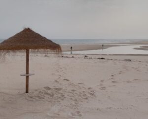 Praia da Armona no início da manhã com maré baixa - toda essa área mais ao fundo de areia sumiu com duas horas de ventos moderados na direção da praia. Foto: ViniRoger