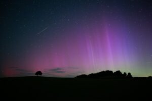 Estrela cadente durante chuva de meteoros Perseidas e aurora boreal Harrogate, North Yorkshire (Reino Unido). Foto: Andy Hawkes