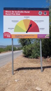Placa indicativa do Risco de Incêndio Florestal na EM525 em Loulé (São Clemente). Foto: ViniRoger