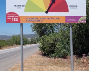 Placa indicativa do Risco de Incêndio Florestal na EM525 em Loulé (São Clemente). Foto: ViniRoger