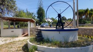 Fonte Velha Campina: lavadouro (cobertura à esquerda) e poço com nora (direita, água sai no cano ao centro da estrutura). Foto: ViniRoger