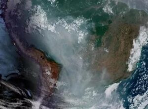 Corredor de fumaça se espalhou e alcançou território do RS. Fonte: Reprodução/NOAA