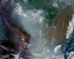 Corredor de fumaça se espalhou e alcançou território do RS. Fonte: Reprodução/NOAA