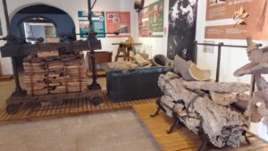 Antiga prensa e cortiças brutas ao lado do Museu do Traje. Foto: ViniRoger