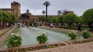 Alcázar de los Reyes Cristianos visto a partir do meio dos jardins baixo. Foto: ViniRoger
