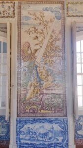 Painel em azulejos com ilustração de espelho. Foto: ViniRoger