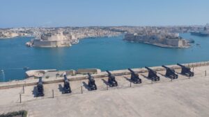Birgu (península da esquerda), Cospicua (ao fundo da baía) e Senglea (península à direita) vistas a partir do Upper Barrakka, com Saluting Battery abaixo. Foto: ViniRoger