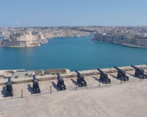 Birgu (península da esquerda), Cospicua (ao fundo da baía) e Senglea (península à direita) vistas a partir do Upper Barrakka, com Saluting Battery abaixo. Foto: ViniRoger