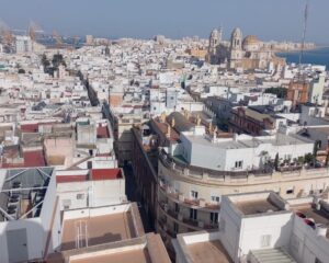 Vista de Cádiz a partir da Torre Tavira, com destaque para a Catedral. Foto: ViniRoger