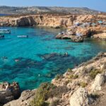 Ilhas Comino (Lagoa Azul) e Gozo (ao fundo). Foto: ViniRoger