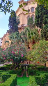 Jardins atrás da Catedral de la Encarnación. Foto: ViniRoger