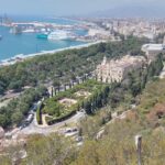 Vista de Málaga a partir do Castelo de Gibralfaro, de onde se vê (da direita para a esquerda) a Alcazaba, Ayuntamiento, Jardines de Pedro Luis Alonso, Muelle, Fuente de las Tres Gracias. Foto: ViniRoger