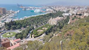 Vista de Málaga a partir do Castelo de Gibralfaro, de onde se vê (da direita para a esquerda) a Alcazaba, Ayuntamiento, Jardines de Pedro Luis Alonso, Muelle, Fuente de las Tres Gracias. Foto: ViniRoger