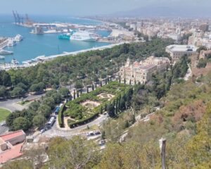 Vista de Málaga a partir do Castelo de Gibralfaro, de onde se vê (da direita para a esquerda) a Alcazaba, Ayuntamiento, Jardines de Pedro Luis Alonso, Muelle, Fuente de las Tres Gracias. Foto: ViniRoger