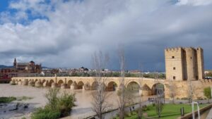 Ponte romana: centro histórico (esq.) e Torre de la Calahorra (dir.). Foto: ViniRoger